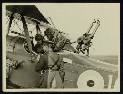 The German Offensive. Pilots bringing in their reports as to the position of the, Bestanddeelnr 158-0730