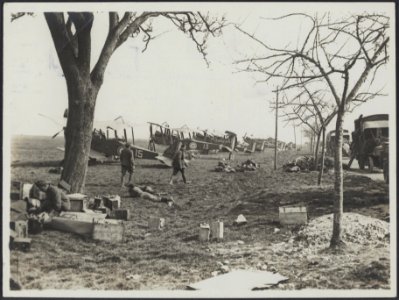 The German Offensive. Aeroplanes by the roadside ready to bring reports of the e, Bestanddeelnr 158-0721