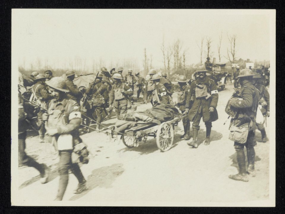The German Offensive. Bringing in wounded, Bestanddeelnr 158-1174