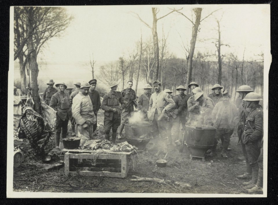 The German offensive. British and French Tommies cooking together, Bestanddeelnr 158-1198