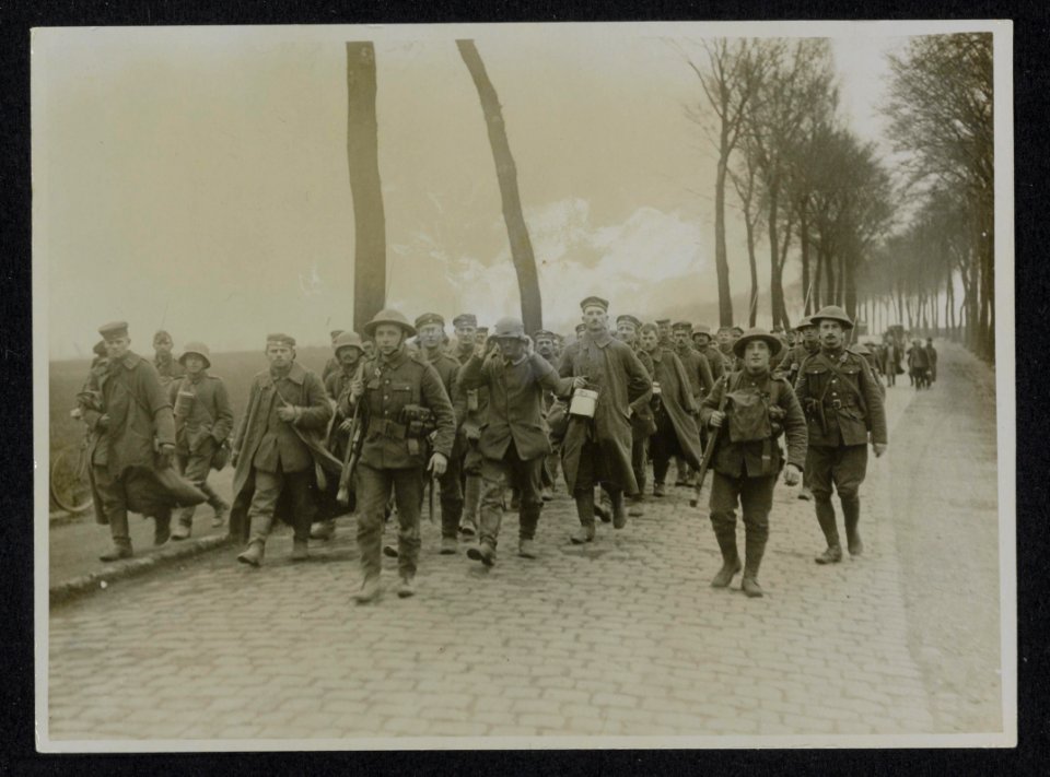 The German offensive. Newly captured prisoners arriving, Bestanddeelnr 158-1207