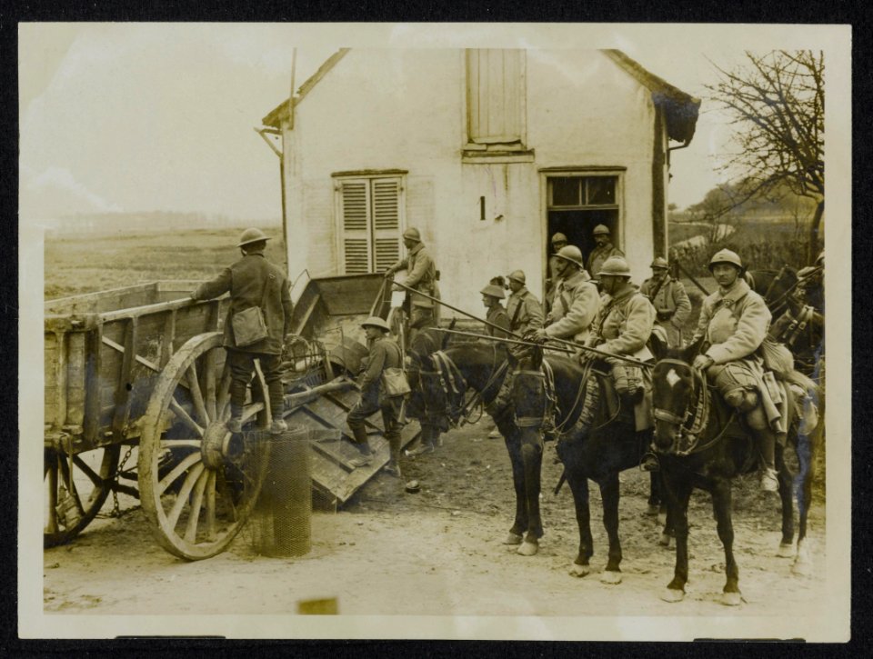 The German Offensive. French cavalry with British Tommies waiting for the Boche , Bestanddeelnr 158-1184