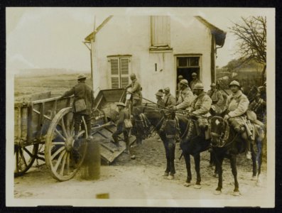 The German Offensive. French cavalry with British Tommies waiting for the Boche , Bestanddeelnr 158-1184