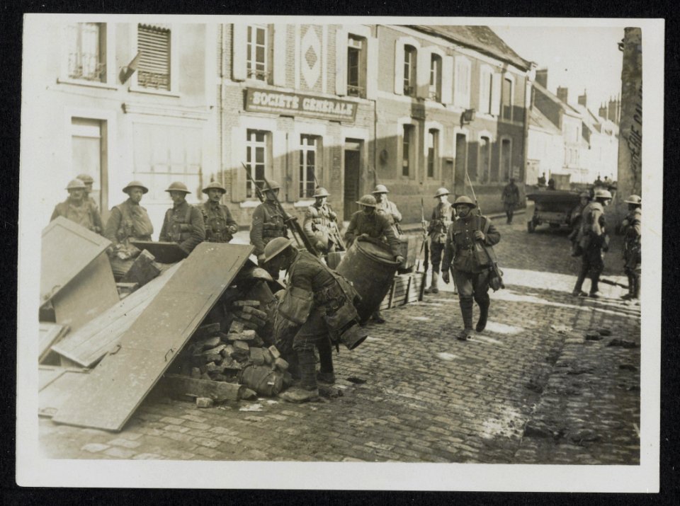 The German Offensive. British troops guarding a barricade in a French village, Bestanddeelnr 158-1175