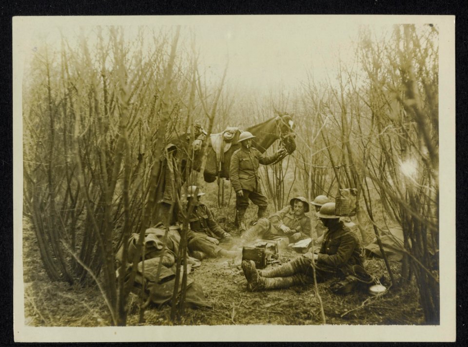 The German offensive. Artillerymen resting in a copse near their guns, Bestanddeelnr 158-1197