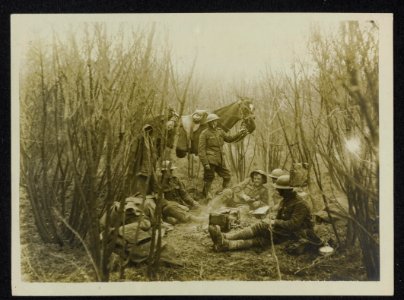 The German offensive. Artillerymen resting in a copse near their guns, Bestanddeelnr 158-1197