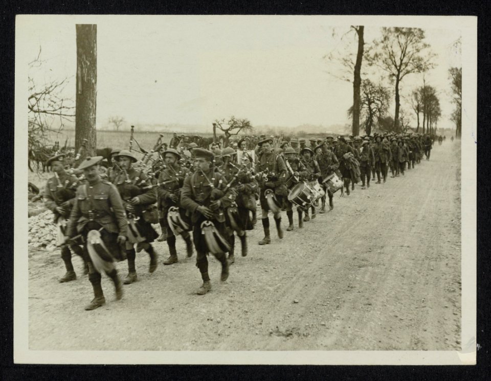 The German Offensive. Jocks who have been in the thick of it being piped back fo, Bestanddeelnr 158-1181
