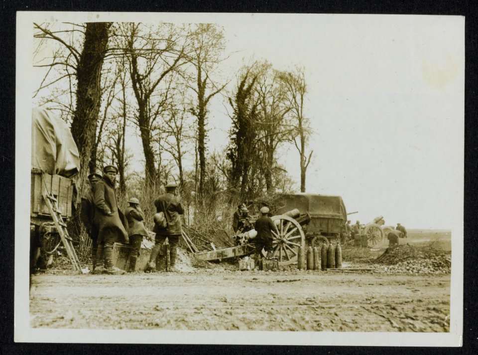 The German offensive. Howitzers in action at the corner of a wood, Bestanddeelnr 158-1190