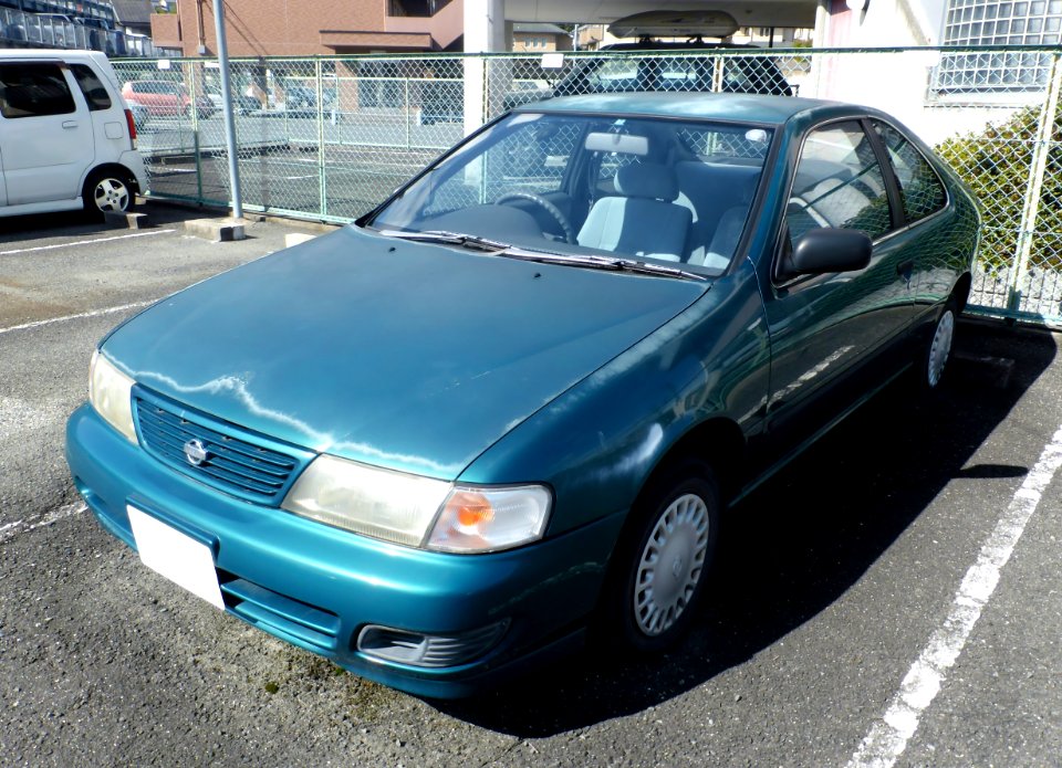 The frontview of Nissan Lucino Coupé (B14),whose tire is punctured