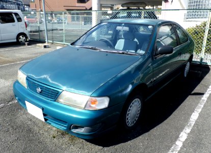 The frontview of Nissan Lucino Coupé (B14),whose tire is punctured