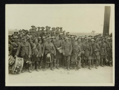 The German Offensive. A bunch of Jocks who have been through it pose for the cam, Bestanddeelnr 158-1182