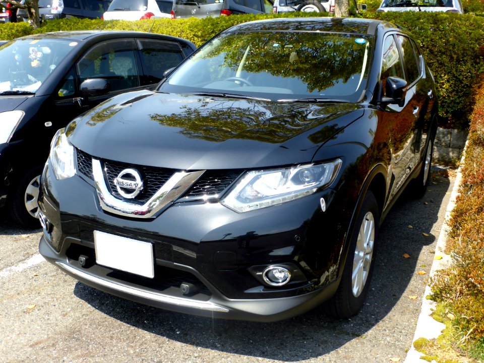 The frontview of Nissan X-TRAIL 20X (T32)