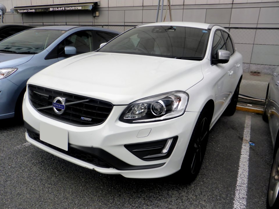 The frontview of Volvo XC60 T6 AWD R-DESIGN