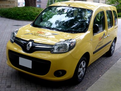 The frontview of Renault Kangoo II ZEN used as a business car of KANSAI UNIVERSITY