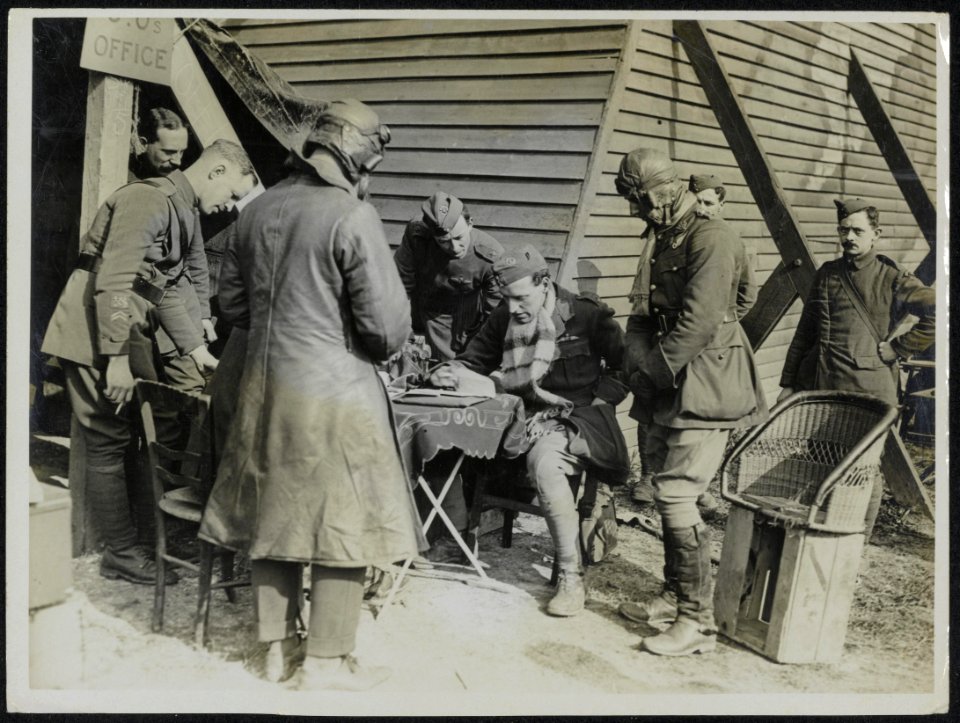 The German Offensive. Pilots bringing in their rapports as to the position of th, Bestanddeelnr 158-0707