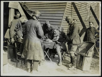 The German Offensive. Pilots bringing in their rapports as to the position of th, Bestanddeelnr 158-0707