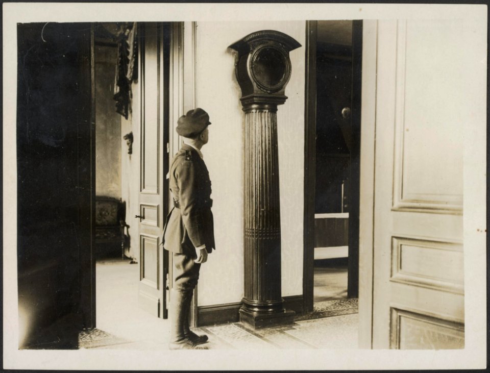The clock case in a chateau once occupied by the Germans. The clock was removed , Bestanddeelnr 158-2340