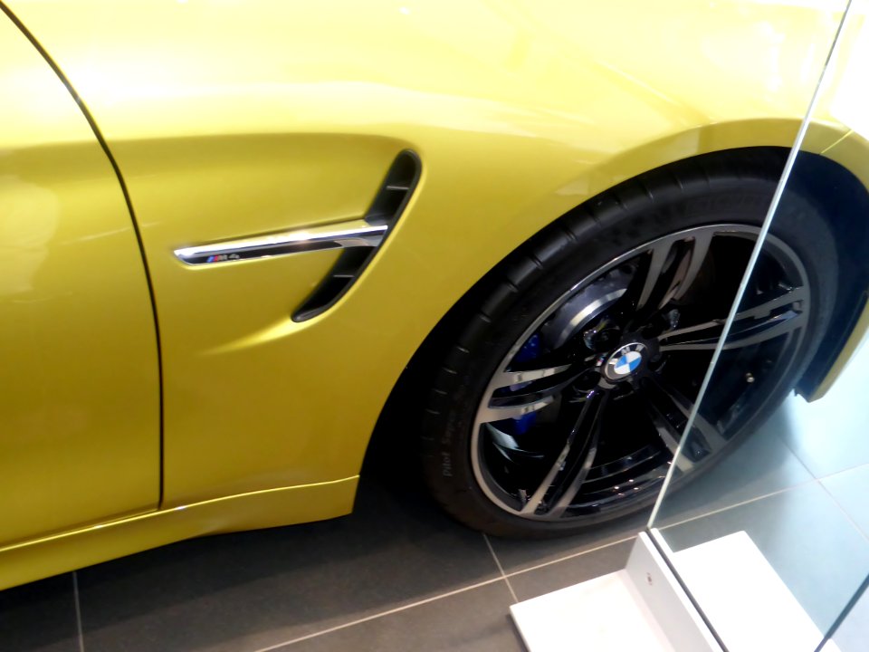 The front tire wheel of BMW M4 Coupé (F82)
