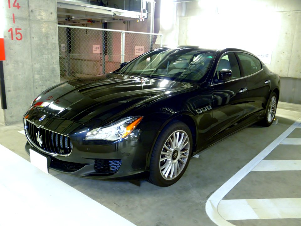 The frontview of Maserati Quattroporte VI S Q4