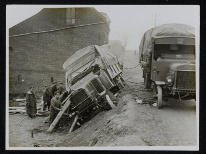 The German offensive. A lorry in difficulties on a road near the lines, Bestanddeelnr 158-1208