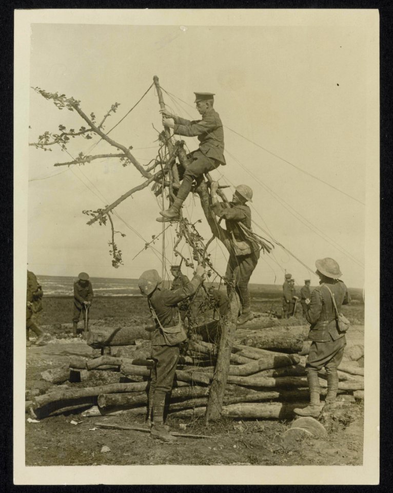 The emergency telephone post just behind the firing lines, Bestanddeelnr 158-1134