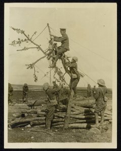 The emergency telephone post just behind the firing lines, Bestanddeelnr 158-1134