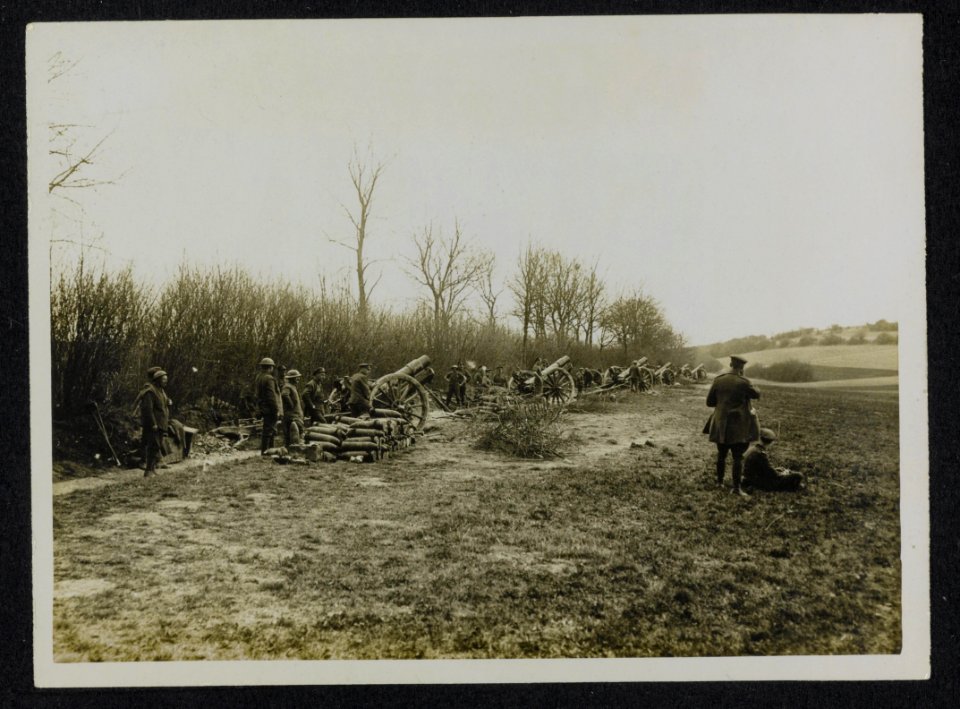 The German offensive. A battery of howitzers in action in the offensive, Bestanddeelnr 158-1195
