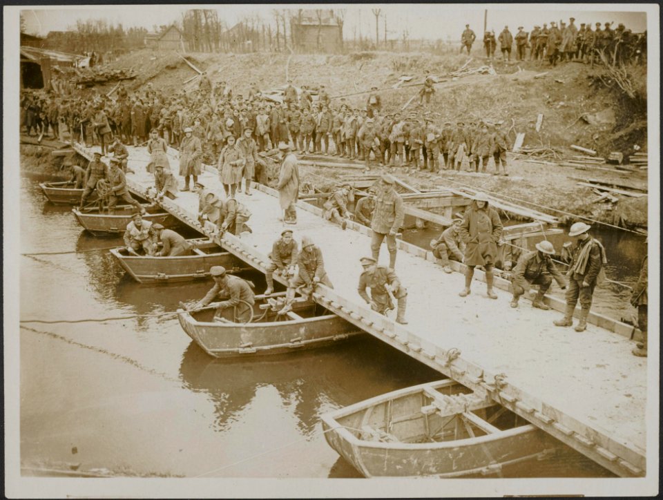 THE BRITISH WESTERN FRONT . Building a pontoon bridge in Flanders. De bouw van e, Bestanddeelnr 158-1788