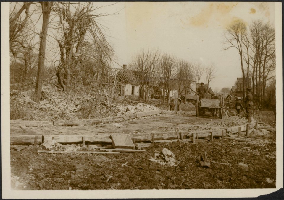 The entrance to a captured village., Bestanddeelnr 158-1784