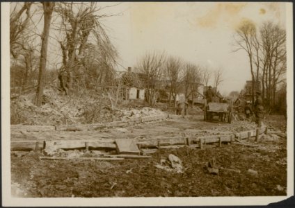The entrance to a captured village., Bestanddeelnr 158-1784