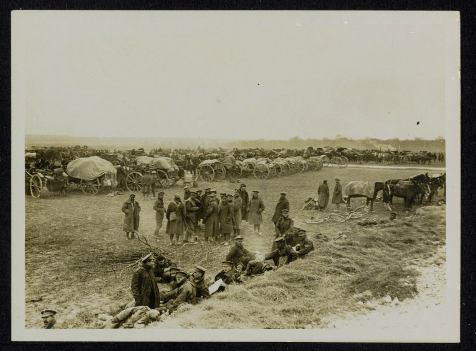 The German Offensive. Artillery resting by the roadside, Bestanddeelnr 158-1188