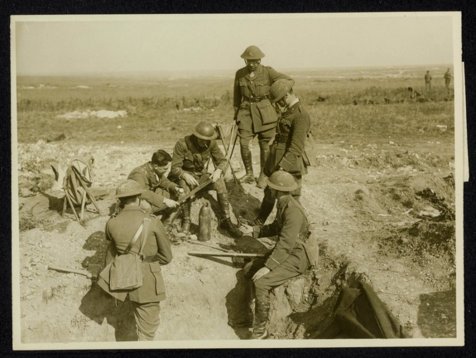 The German offensive. Officers of a big gun battery examining shrapnel fuses, Bestanddeelnr 158-1212
