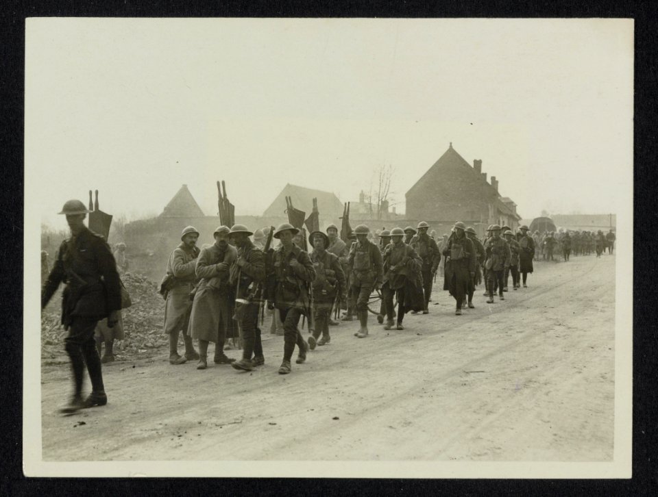 The German Offensive. British Tommies moving up alongside French Strechcher Bear, Bestanddeelnr 158-1180