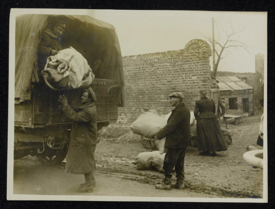 The German Offensive. British helping to get refugees away to safety, Bestanddeelnr 158-1185