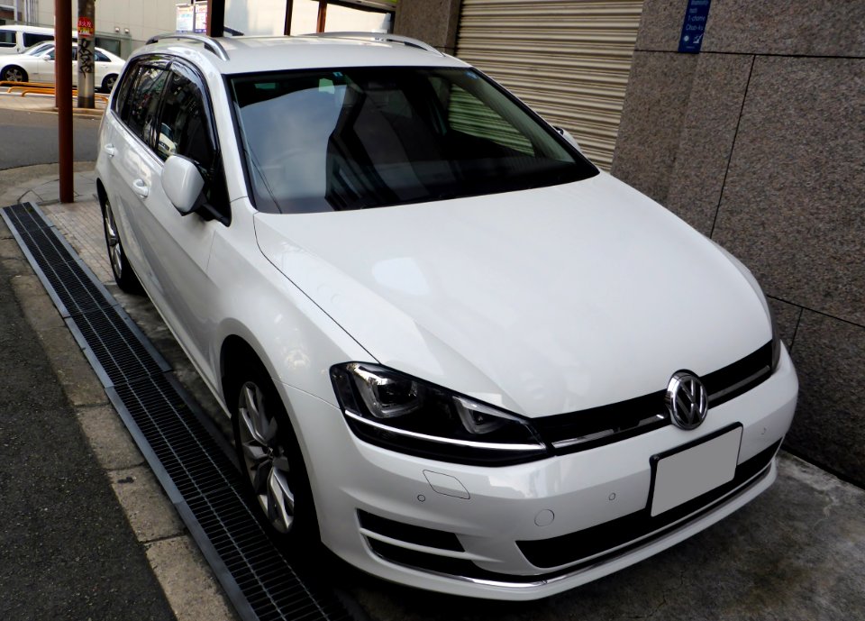 The frontview of Volkswagen GOLF VII VARIANT TSI Comfortline BLUEMOTION TECHNOLOGY
