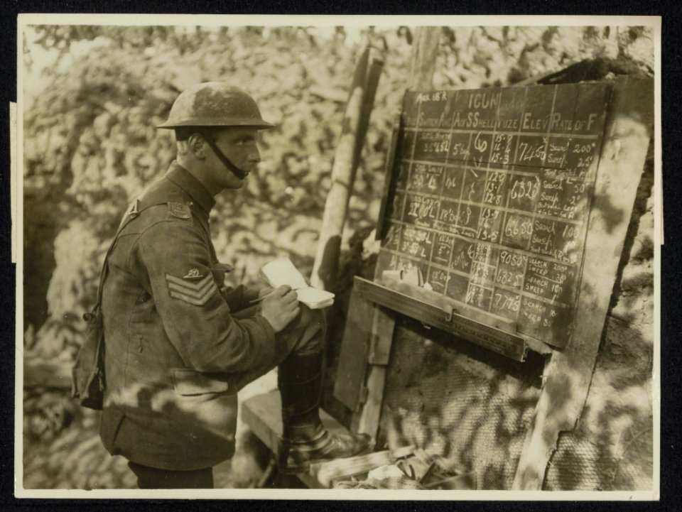 The German offensive. Under camouflage alongside a big gun. , Bestanddeelnr 158-1213