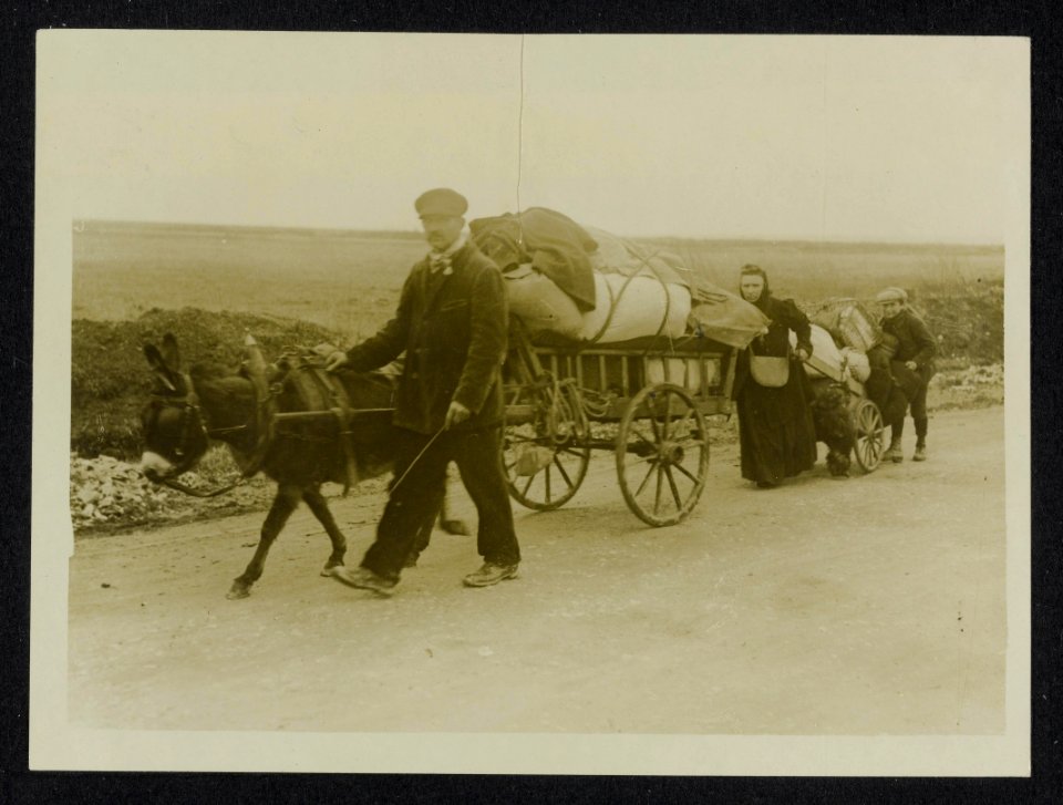 The German Offensive. Refugees on their way to safety, Bestanddeelnr 158-1186