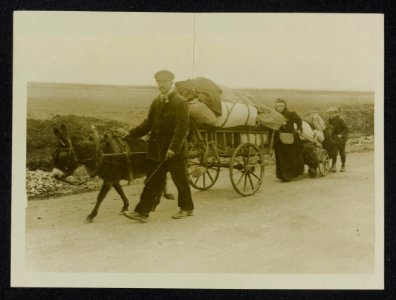 The German Offensive. Refugees on their way to safety, Bestanddeelnr 158-1186