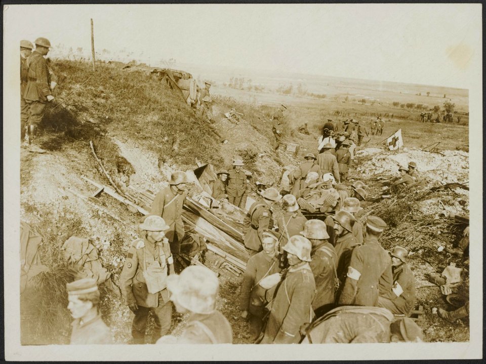 The Cambrai Advance. A Field Dressing Station. Wounded German prisoners brought , Bestanddeelnr 158-1826