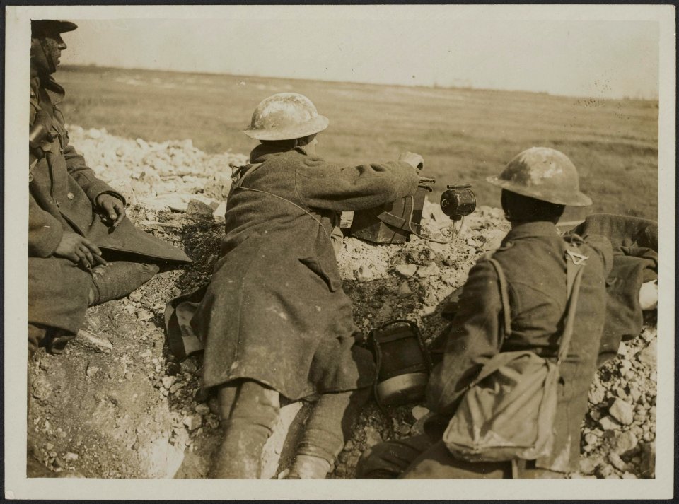 The Cambrai Advance. Artillery signallers on the bank of the Canal du Nord., Bestanddeelnr 158-1825