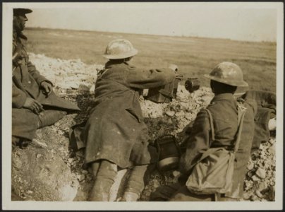 The Cambrai Advance. Artillery signallers on the bank of the Canal du Nord., Bestanddeelnr 158-1825