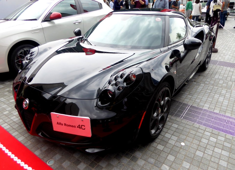 The frontview of Alfa Romeo 4C photo