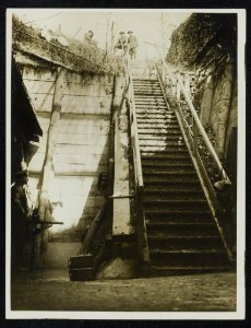 The entrance of a captured German dug-out, Bestanddeelnr 158-1001
