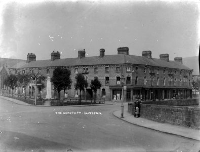 The Cenotaph, Newtown (1294079)