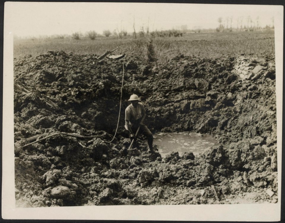 The crater made by a German aerial torpedo, Bestanddeelnr 158-2339