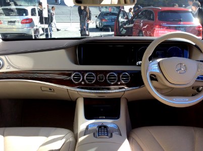 The interior of Mercedes-Benz S400 HYBRID (W222)