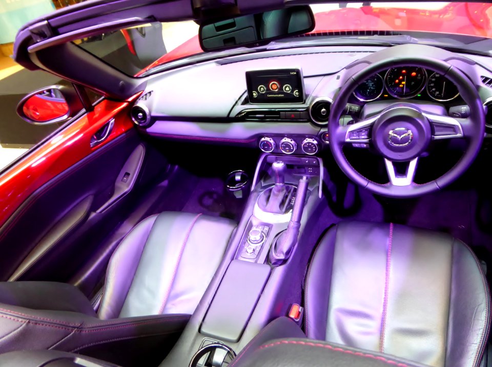 The interior of Mazda ROADSTER S Spacial Package (ND) with automatic transmission