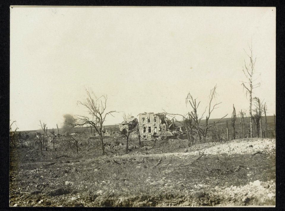 The last house in Courcelette. German artillery shelling the house, Bestanddeelnr 158-1119