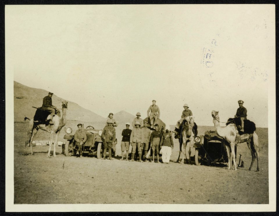 The camel patrol is overtaken and posed for the photograph. This is a good compa, Bestanddeelnr 158-1552