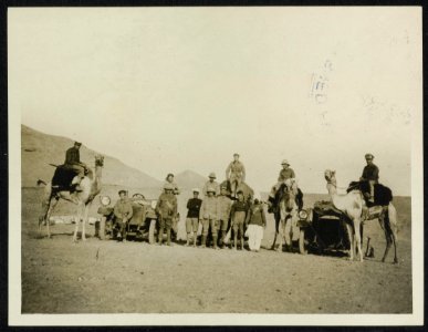 The camel patrol is overtaken and posed for the photograph. This is a good compa, Bestanddeelnr 158-1552